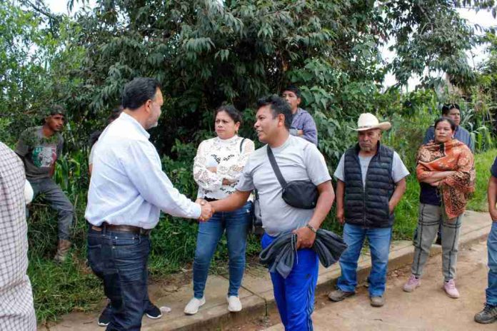 Arranca Julio Arreola la rehabilitación de la calle Lázaro Cárdenas en Cuanajo