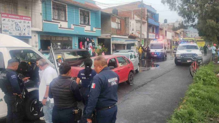 Tres heridos saldo de choque entre combi y dos vehículos