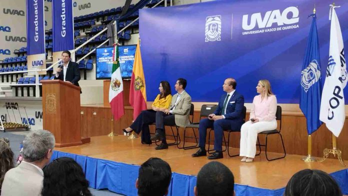 Firman convenio a favor de estudiantes UVAQ y COPARMEX