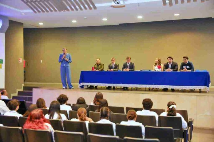 Escucha rectora a los estudiantes de la Facultad de Odontología: convoca a construir un plan de trabajo conjunto