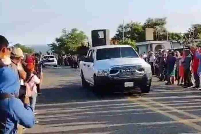 VIDEO: Con aplausos y porras, reciben a presuntos miembros del Cártel de Sinaloa en Chiapas