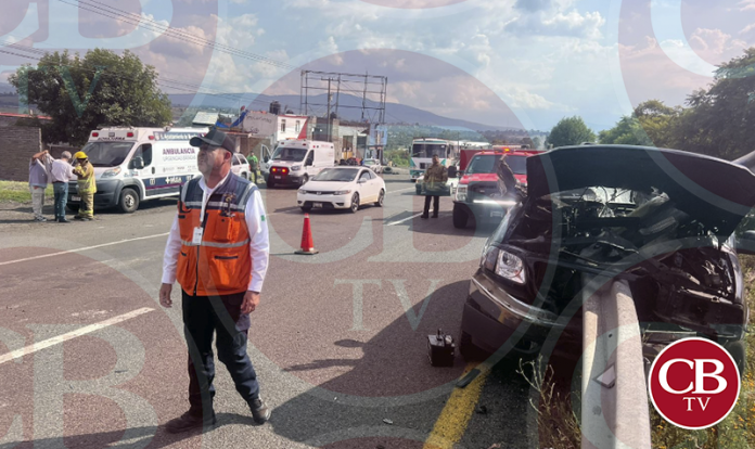 Familia vive de milagro al chocar la camioneta con barra de acero