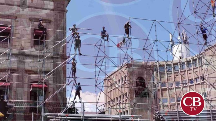 Continúan con la instalación del escenario para el concierto de Julión Álvarez