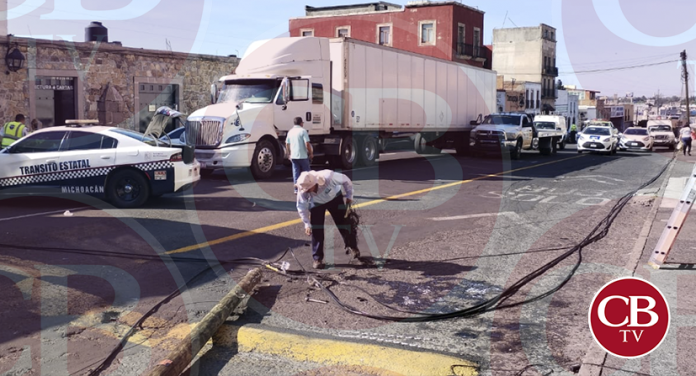 Tráiler arranca poste y le cae