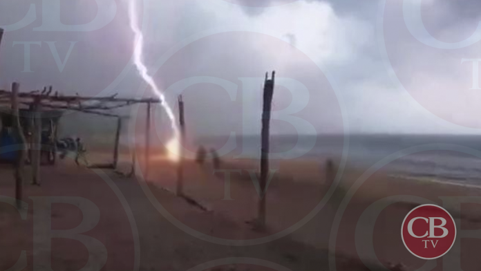 Rayo mata a pareja en playas michoacanas