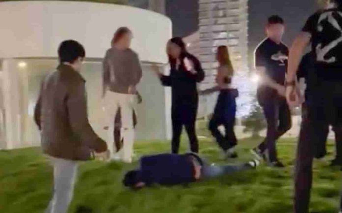 Se entregan gemelos involucrados a golpiza a joven en Puebla