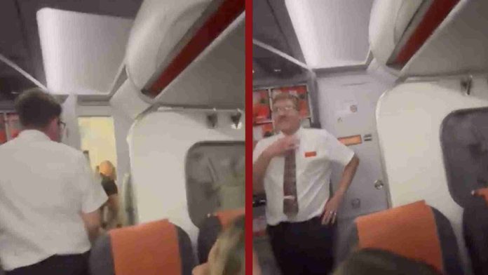 Captan a pareja teniendo relaciones sexuales en baño de un avión