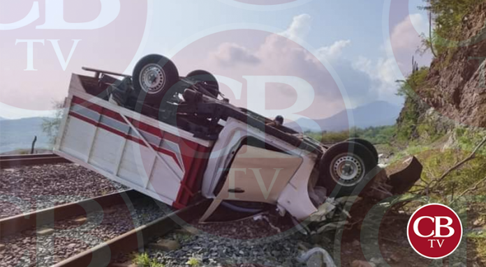 Cae en su camioneta a barranco de 40 metros y queda en las vías férreas sin vida