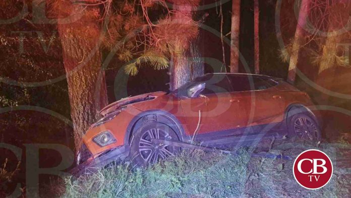 Casi se matan tres personas al volcar su auto en Huajumbaro