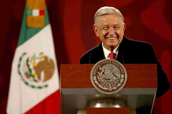 AMLO celebra llegada del líquido por medio del Acueducto El Cuchillo II