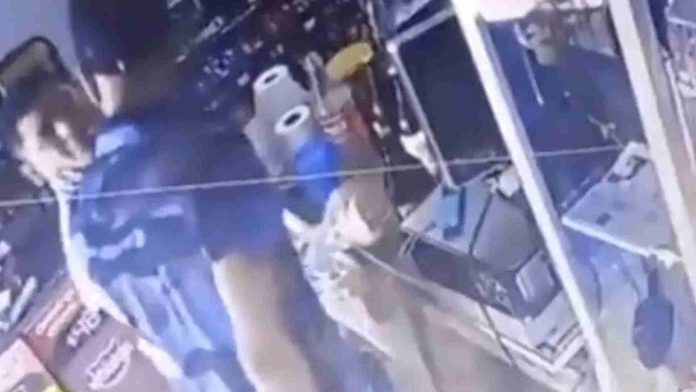 Hombre golpea a niño de 11 años en tienda de SLP