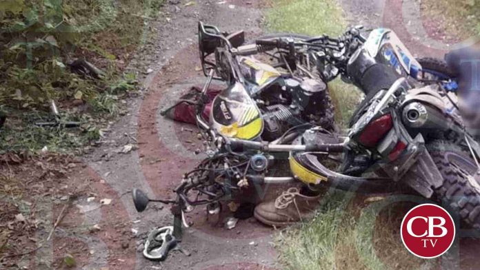 Se estrellan motociclistas y uno se muere
