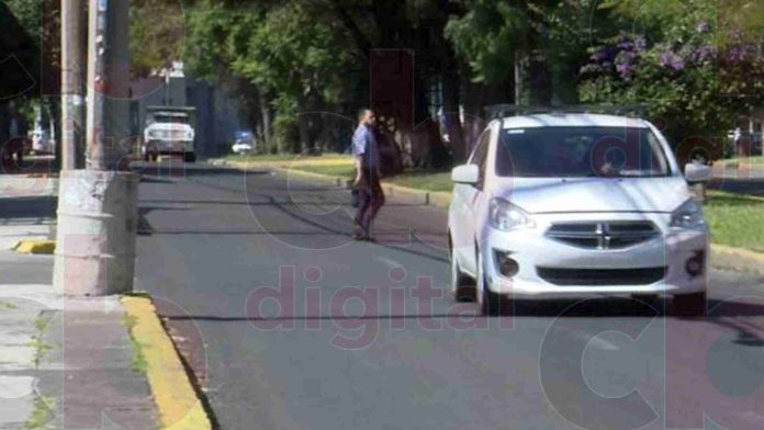 Morelianos arriesgan su vida a falta de cruces y puentes peatonales