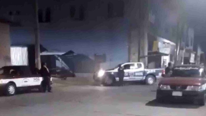 Policías atropellan a perrito intencionalmente y huyen en Oaxaca