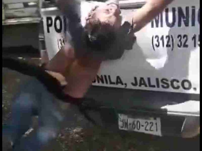 VIDEO: Presuntos policías torturan a un hombre en Tonila, Jalisco