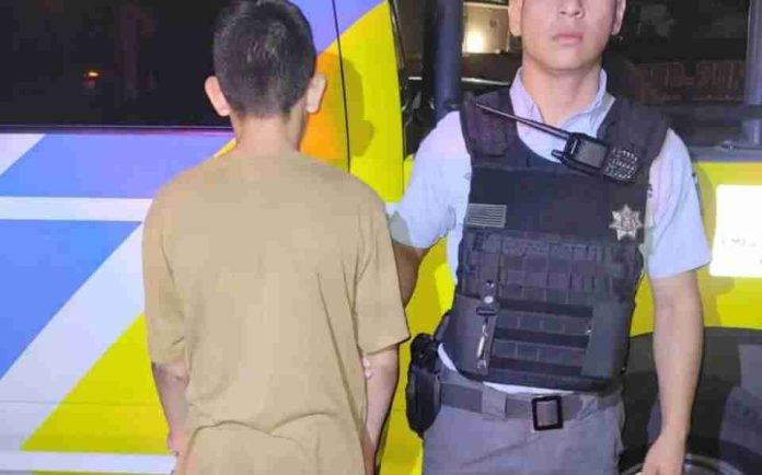 Detienen a niño de 12 años por 12 robos a tiendas de conveniencia en Monterrey