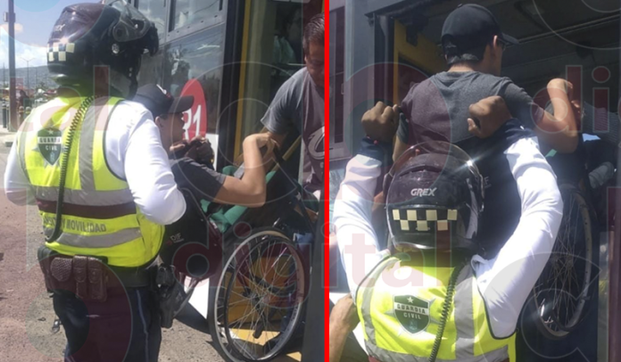 Chofer pide apoyo a policía para subir al camión a joven en silla de ruedas