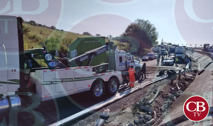 Vuelca tráiler en la pista de
