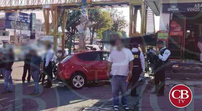Auto le corta los brazos a un niño en Morelia