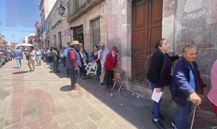 Continúan las filas interminables afuera del Banco del Bienestar