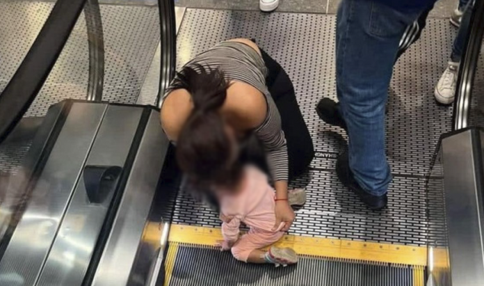 Una niña de dos años se queda atorada en escaleras mecánicas