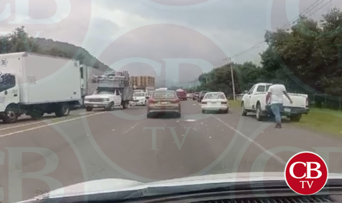 Camioneros liberan los accesos a Uruapan