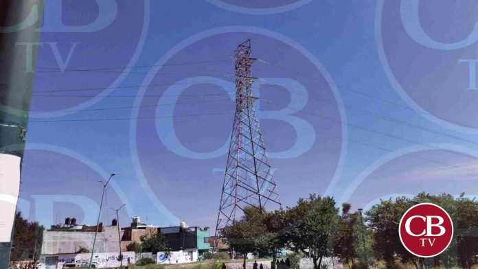 Mujer sube a torre de alta tensión de 40 metros en Morelia