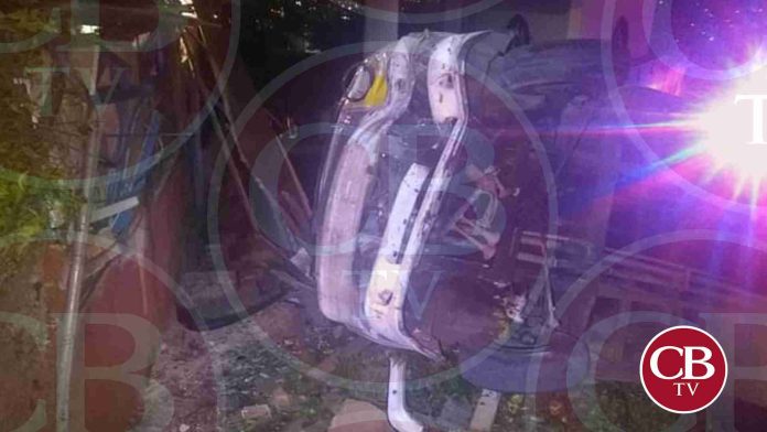 Vuelca combi del servicio público en Zitácuaro