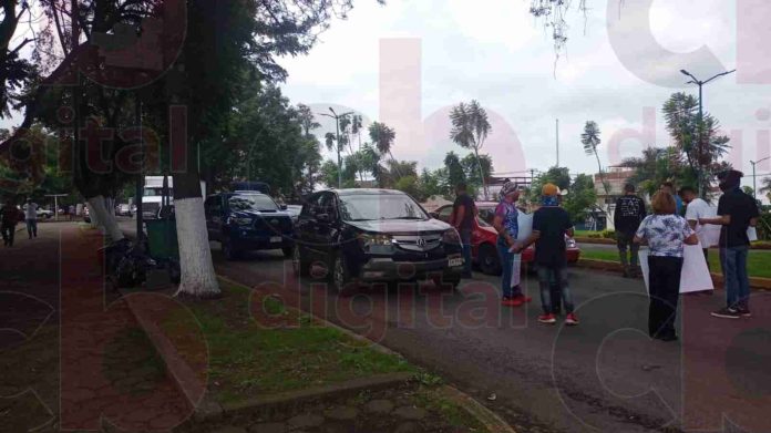 ¡Los queremos vivos! Familiares de 3 jóvenes desaparecidos bloquean carreteras en Michoacán