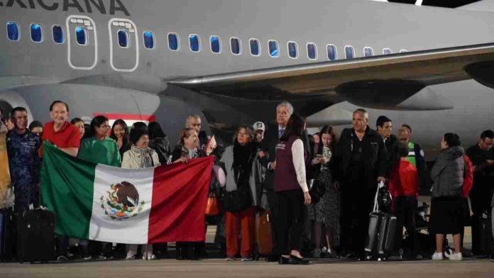 Gobierno estatal recibe en CDMX a ocho michoacanos repatriados de Israel