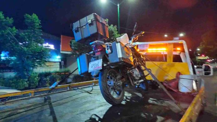 Derrapa en su moto y queda herido