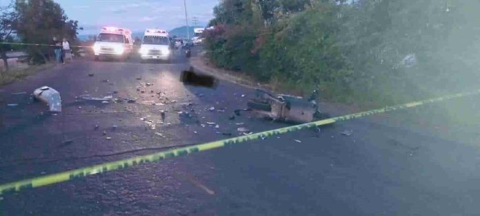 Choca motociclista contra autos; un muerto