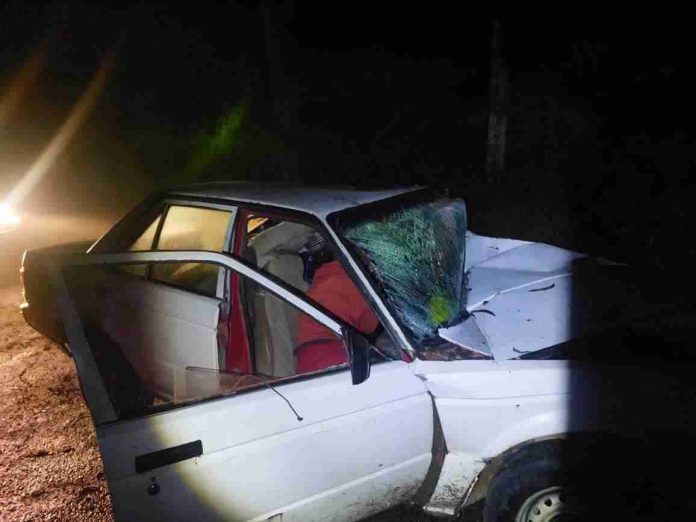 Choque de frente entre vehículo y autobús deja deja un muerto