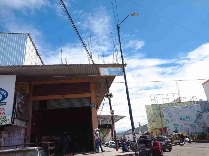 Locatarios del Mercado de Abastos, pierden ventas por que señaléticas no se ven y hacen falta