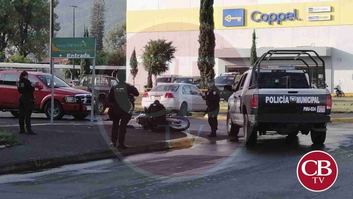 Le disparan a motociclistas y no les pegan un solo tiro