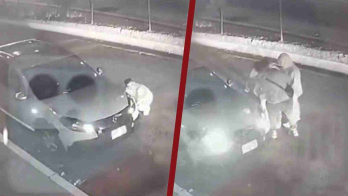 Automovilista cae en bache, y al cambiar la llanta de su camioneta ladrones aprovechan para robársela