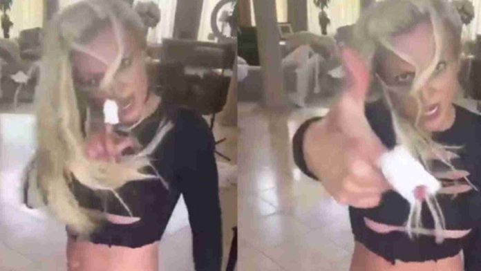 Britney Spears preocupa a sus fans bailando entre basura