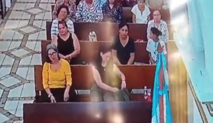 Video: Madre y su hija son captadas robando en plena misa