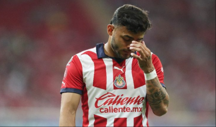 Club Chivas separa a Alexis Vega y Chicote Calderón del primer equipo de forma indefinida