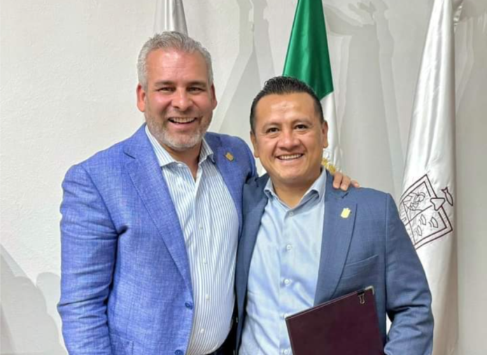 Presenta renuncia al gobernador de Michoacán el Secretario de Gobierno Carlos Torres Piña