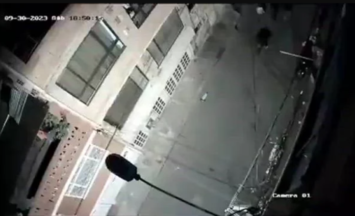 Video: Pareja pierde la vida tras caer de un cuarto pisos mientras discutía
