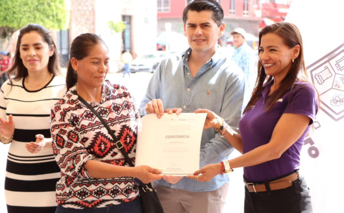 Entrega Toño Ixtláhuac créditos a mujeres emprendedoras de Zitácuaro