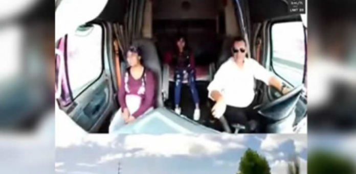 Video: Mujeres piden aventón a trailero y lo asaltan en la México-Puebla
