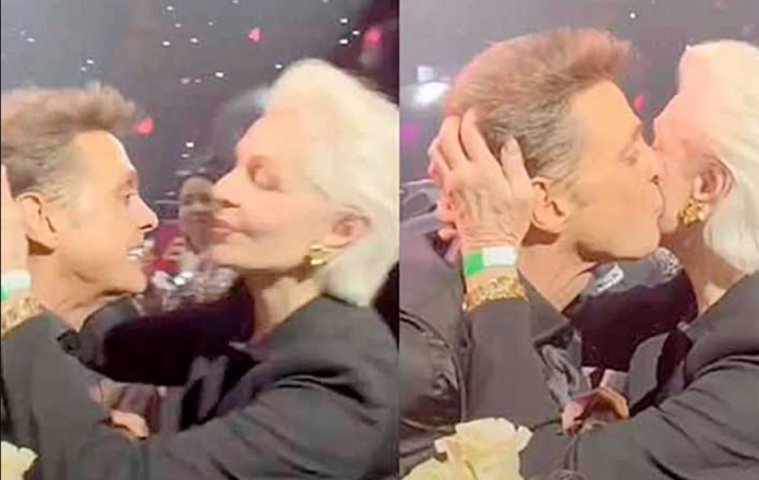 Carolina Herrera recibe flores y un beso de Luis Miguel en pleno concierto