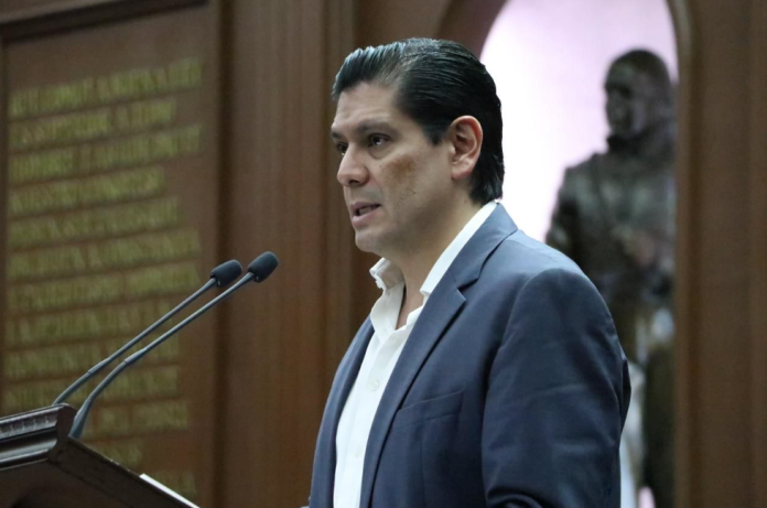 Presenta Ernesto Núñez iniciativa para penalizar cohabitación forzada