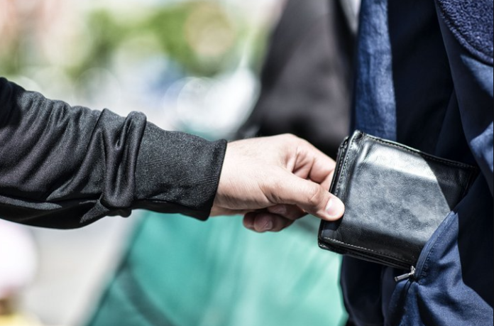 Mujer mata a abuelito para robarle su cartera