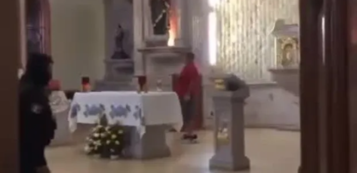 Hombre amenaza con un cuchillo en iglesia de Nayarit