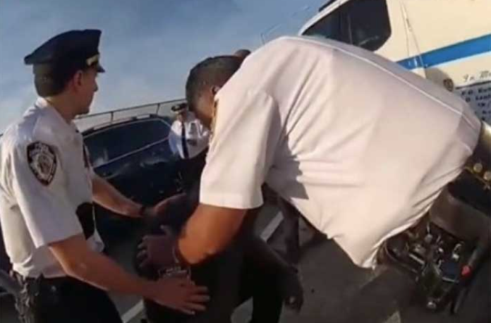 Policía rompe en llanto al convencer a hombre de no quitarse la vida