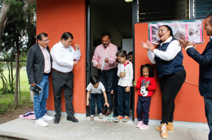 Inaugura Julio Arreola rehabilitación de baños en Escuela Primaría de Huecorio