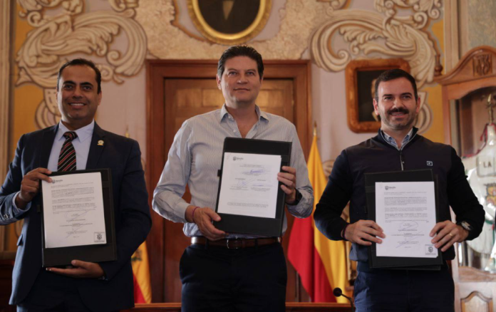 Firma convenio Alfonso Martínez a favor de la participación ciudadana